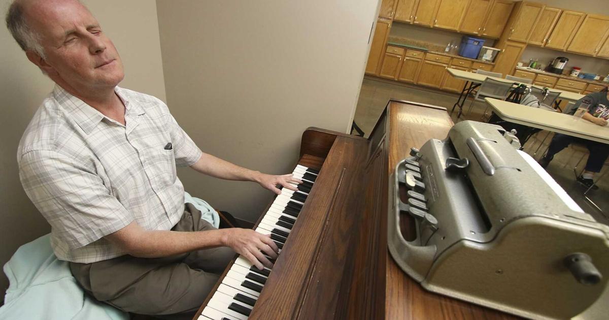 Blind piano player uplifts others through music | Regional