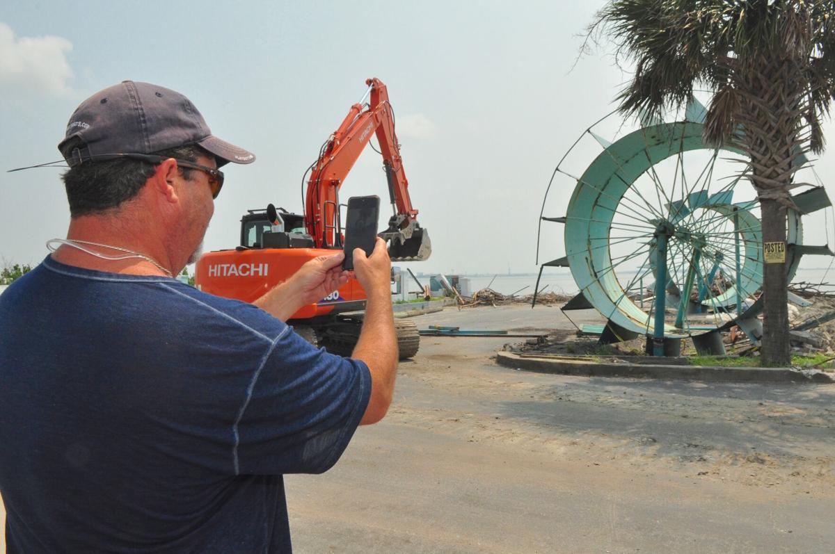 GALLERY: Final curtain draws as crews demolish historic Showboat Motel