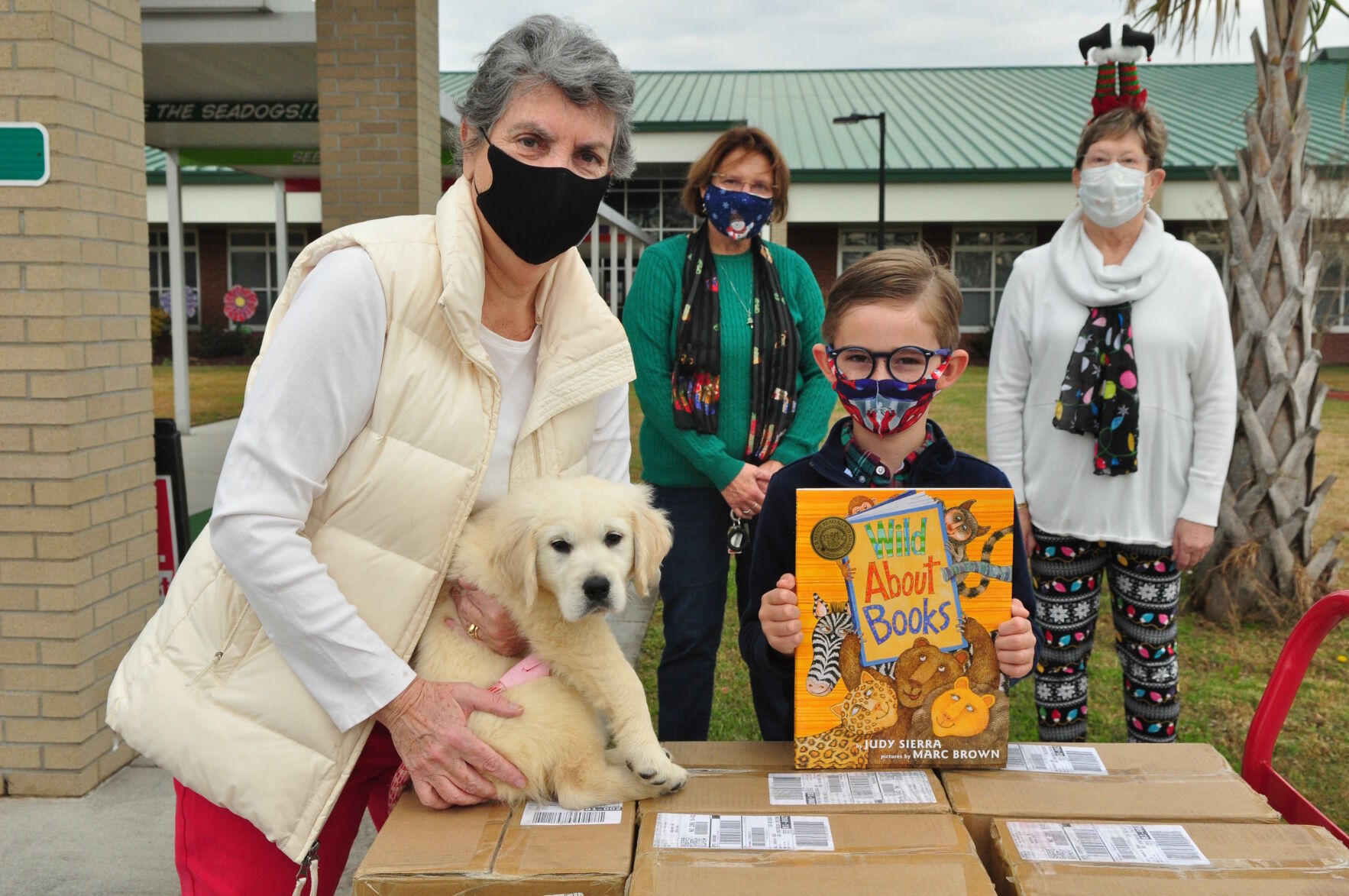 Students receive new books as early Christmas gift - Vimarsana News