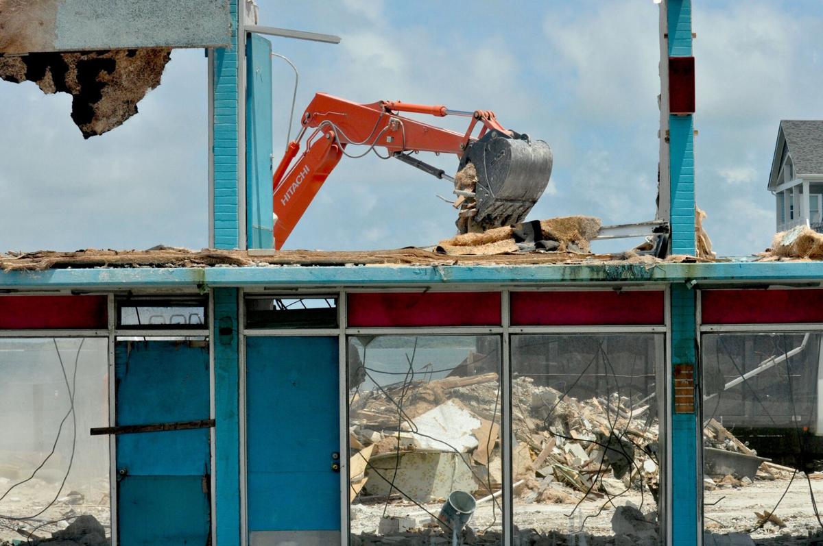 GALLERY: Final curtain draws as crews demolish historic Showboat Motel