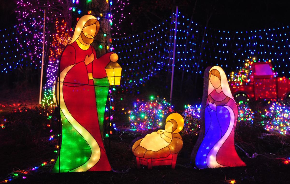 GALLERY: Yuletide glow lights up yards across Carteret County