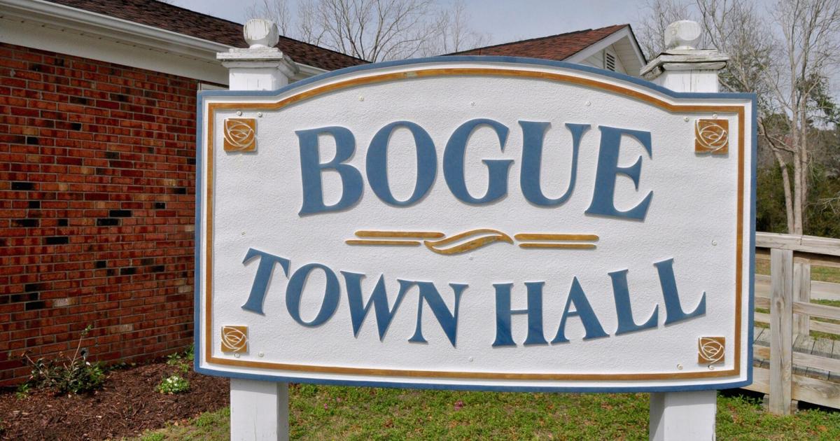 Bogue gets into Christmas spirit early