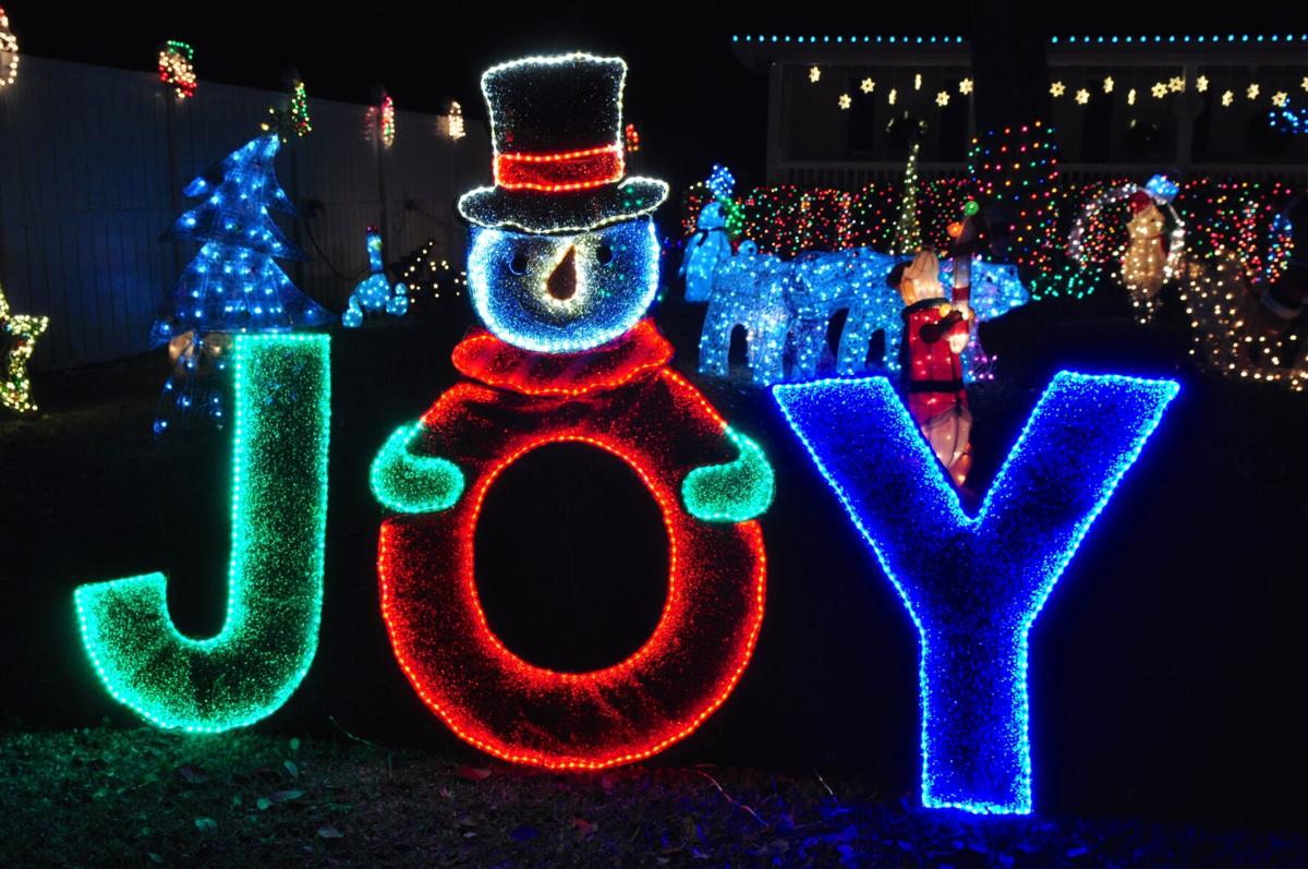 GALLERY: Yuletide glow lights up yards across Carteret County