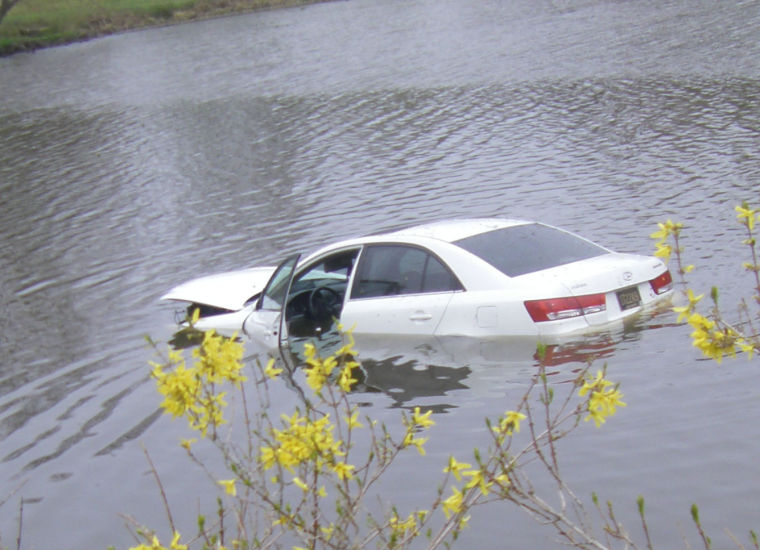 Car crashes into pond near Chesapeake City Local News