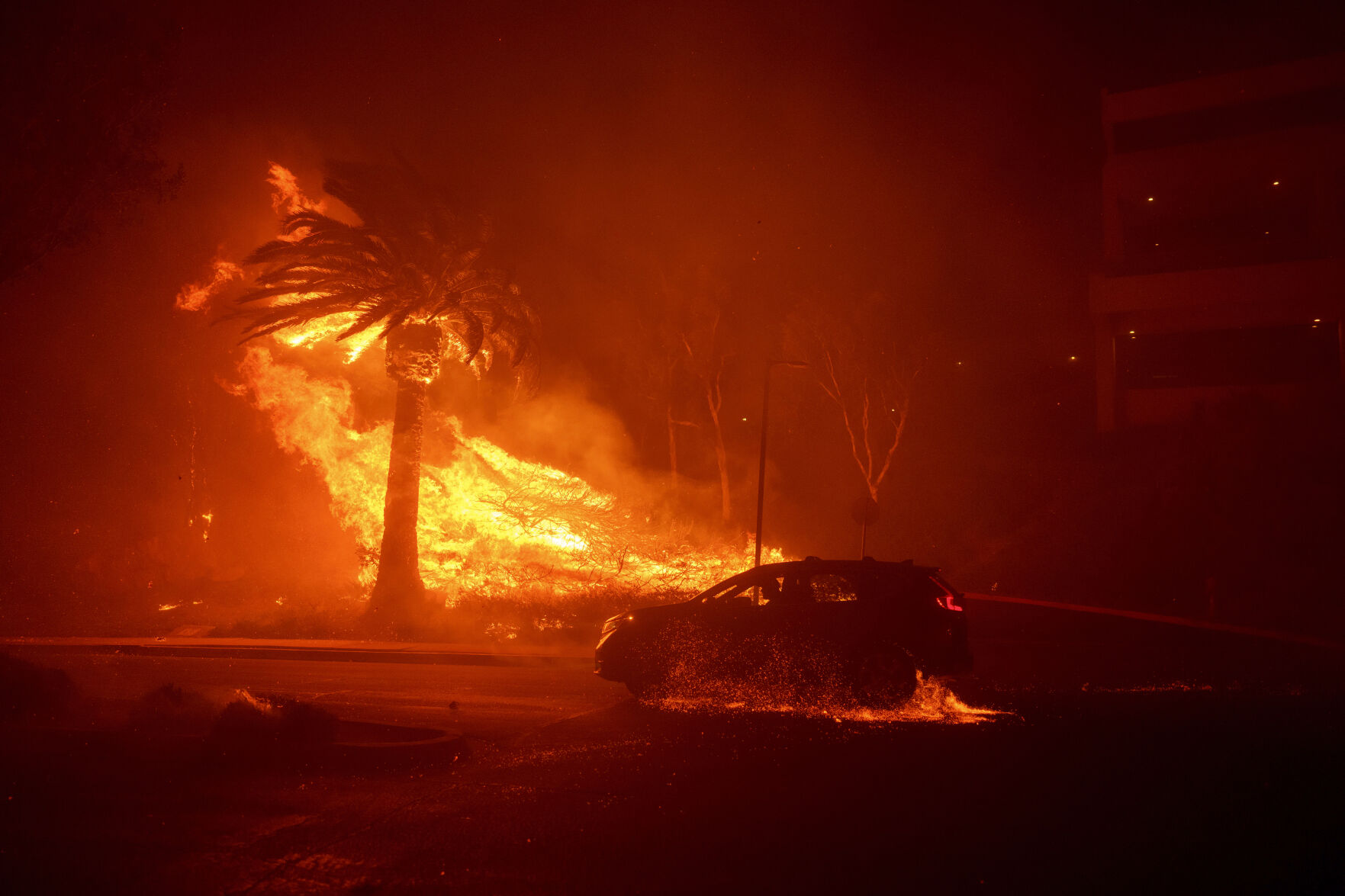 A Malibu Wildfire Prompts Evacuation Orders And Warnings For 20,000 ...