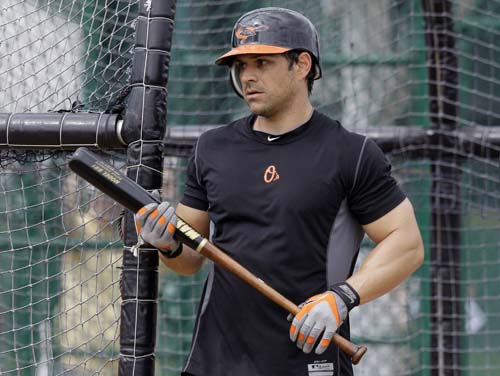 UPDATE: Orioles re-sign Cesar Izturis following J.J. Hardy trade