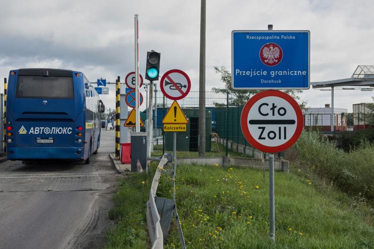Stop Guard Racks On Poland's border with Ukraine, residents brace for a possible Russian ...