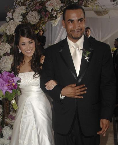 Reggaeton artist Don Omar weds TV forecaster Jackie Guerrido 