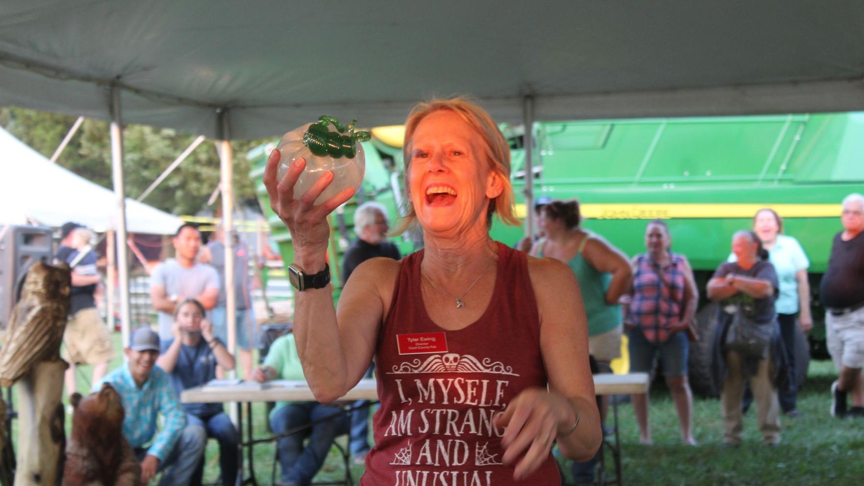 Auction of items made at the fair draws a raucous crowd - Vimarsana News