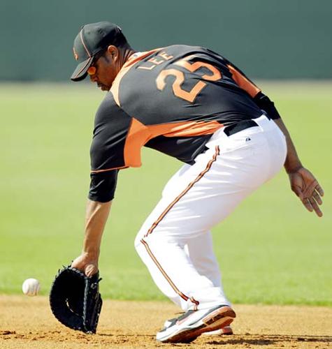 Orioles playing waiting game with 1B Derrek Lee, Professional