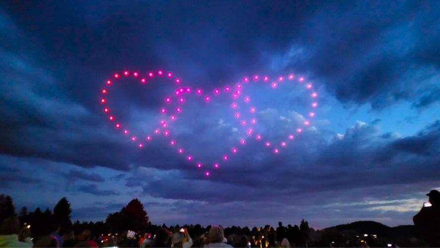 Video, photos from Sunriver drone 'Independence Illumination' light