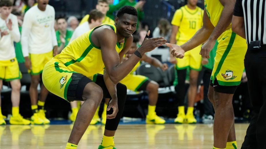 Oregon deals basketball score