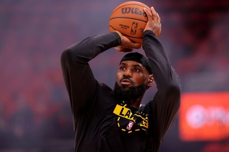 did lebron wear a pink dress Lebron James was caught at a birthday party wearing a pink dress