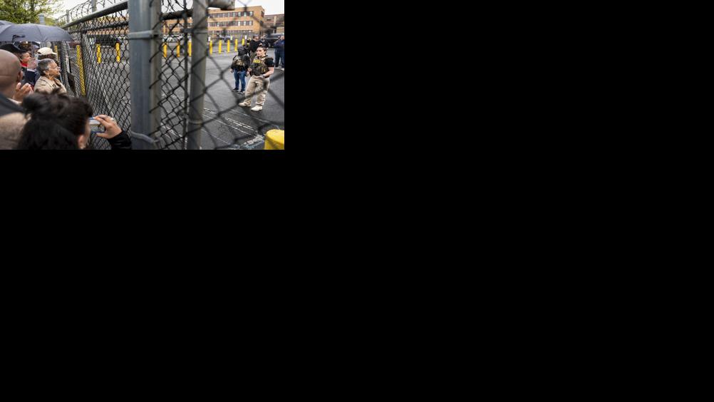 Newark mayor denies trespassing at immigration detention center ...