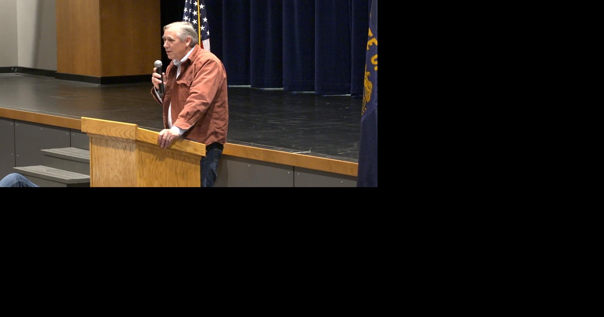 Merkley warns of authoritarian shift during Central Oregon town halls