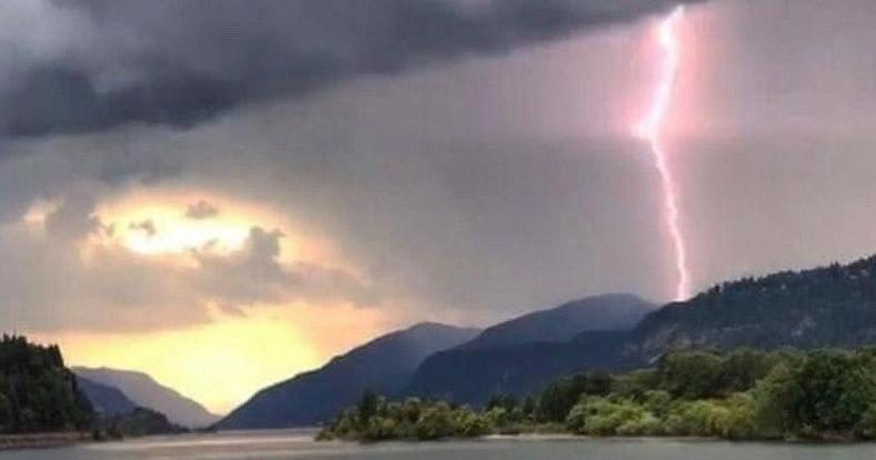 Oregon braces for thunderstorm that could ease or worsen wildfires