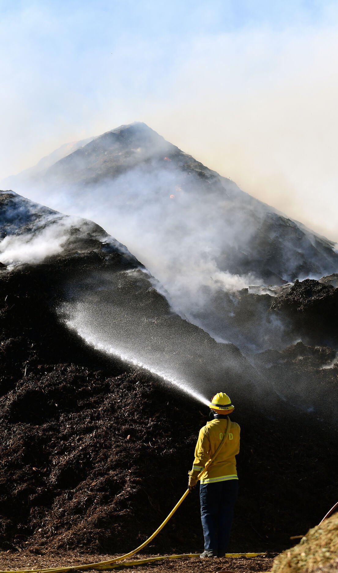 Smoke from wind-fueled mulch fire in Ontario billows into Chino Valley