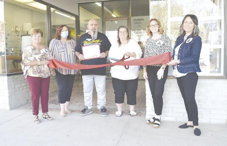 Centerville couple Leroy and Karen Draper opens new thrift store in