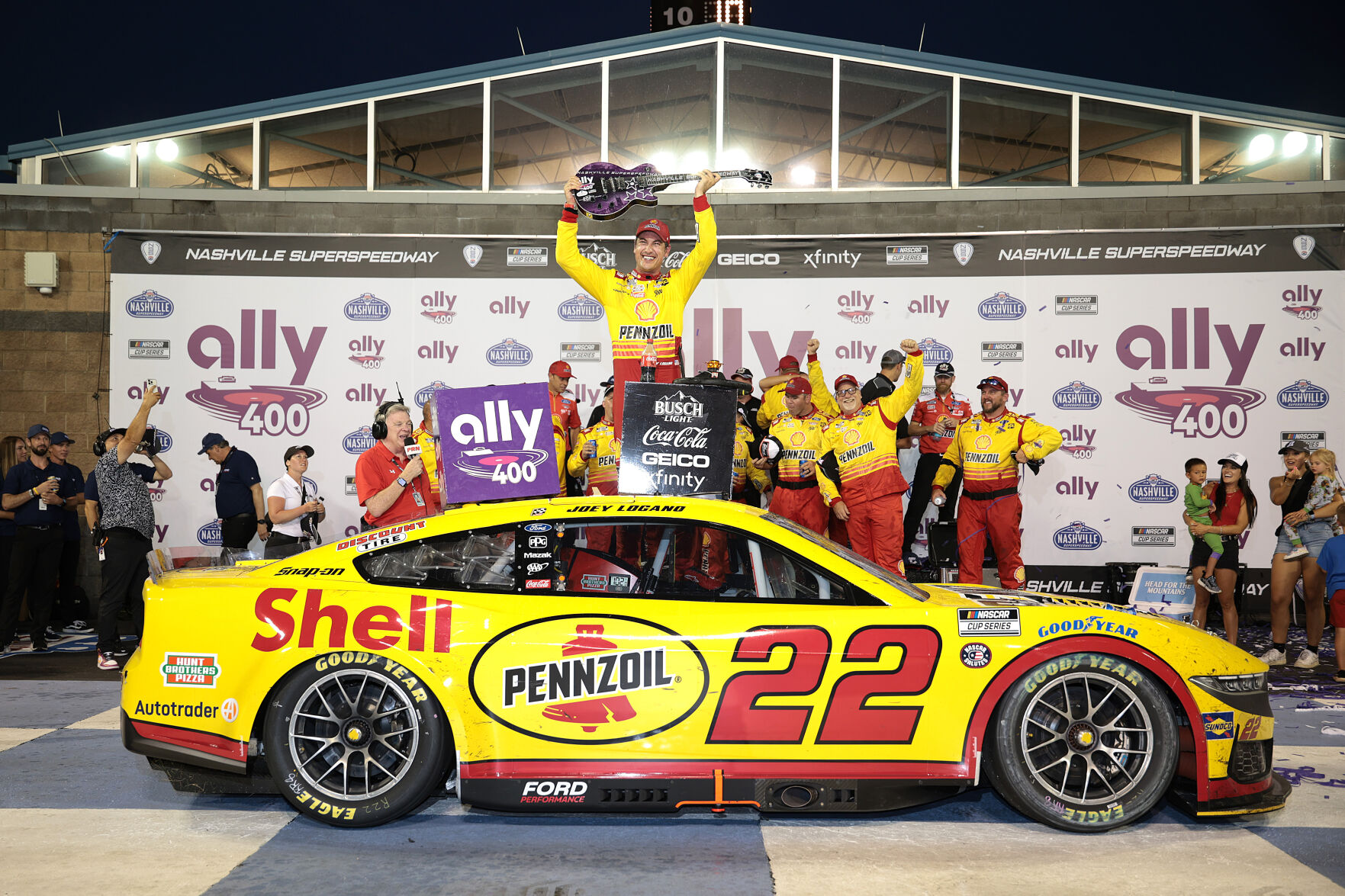 ジョリー Joey Logano wins at Nashville after a record five overtime