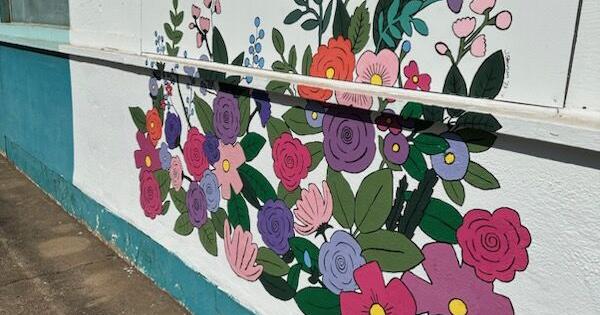 Slawson paints "Thrive" mural for Head Helping Homeless | News - Vimarsana News