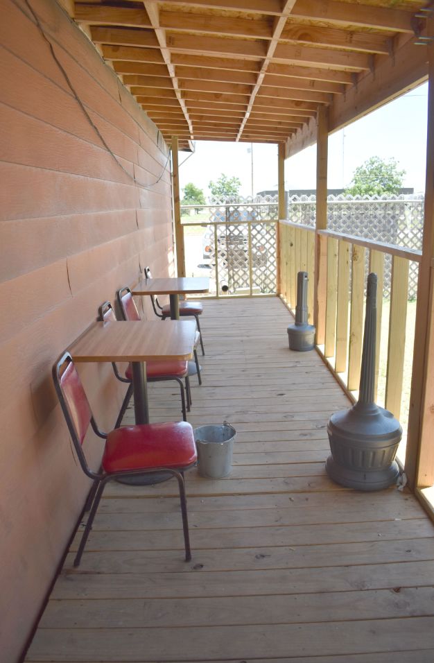 General Lee's Bar snuffs out indoor smoking Community