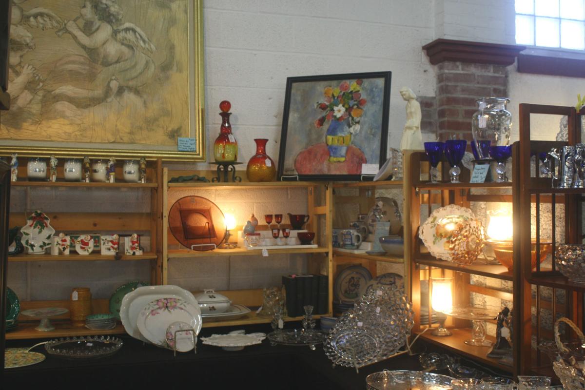 Antique dealers sell goods at Chippewa Falls show Local