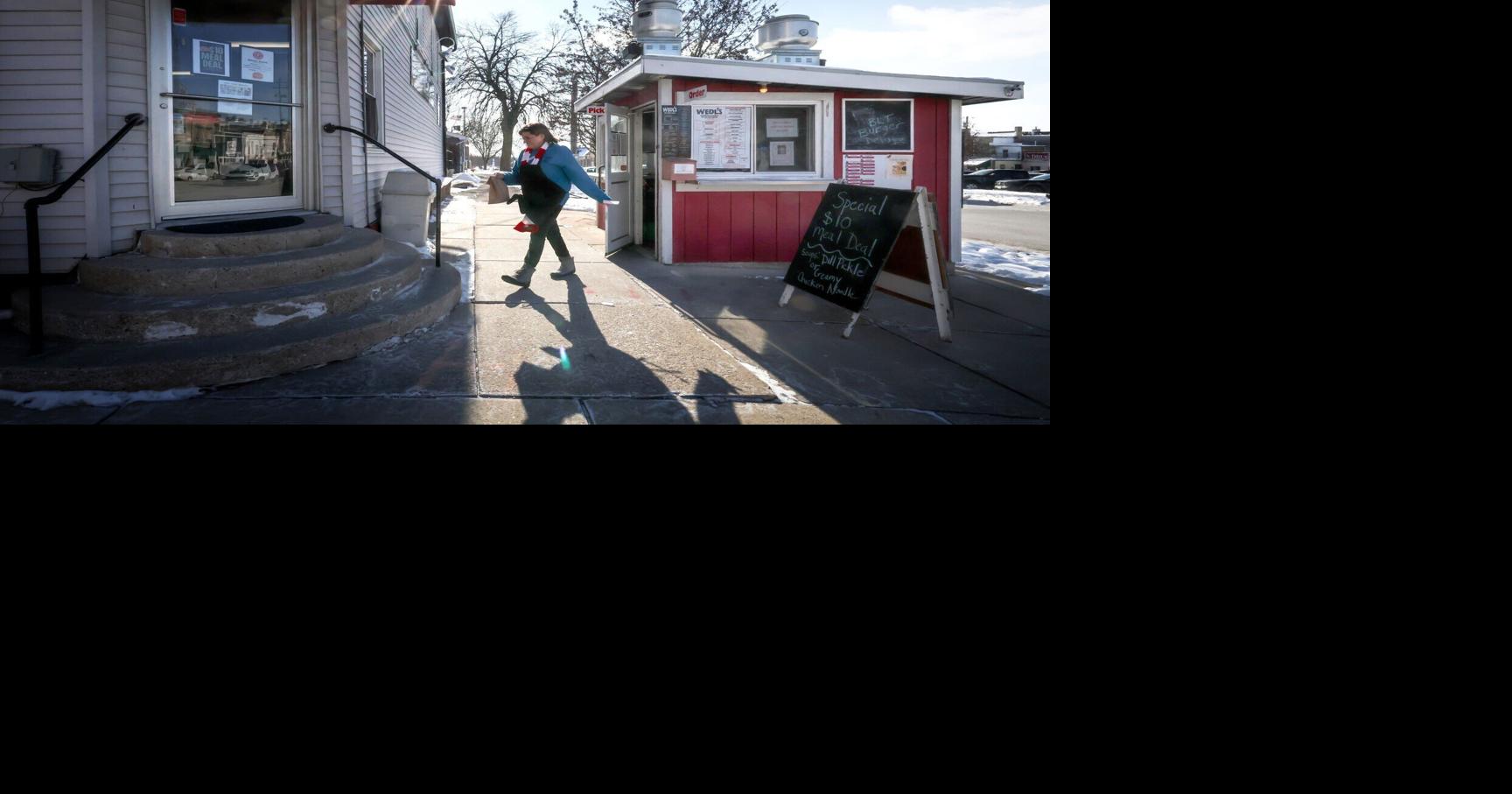 Wedl’s braves the cold to serve up popular burgers from its shack in Jefferson