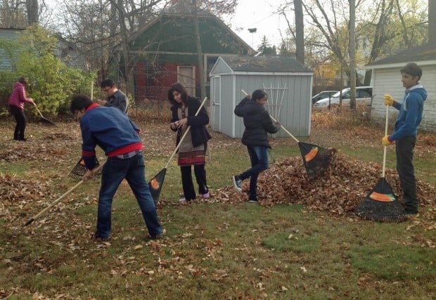 Students help senior citizens during Yard Cleanup program - 50a6D690101ea.image