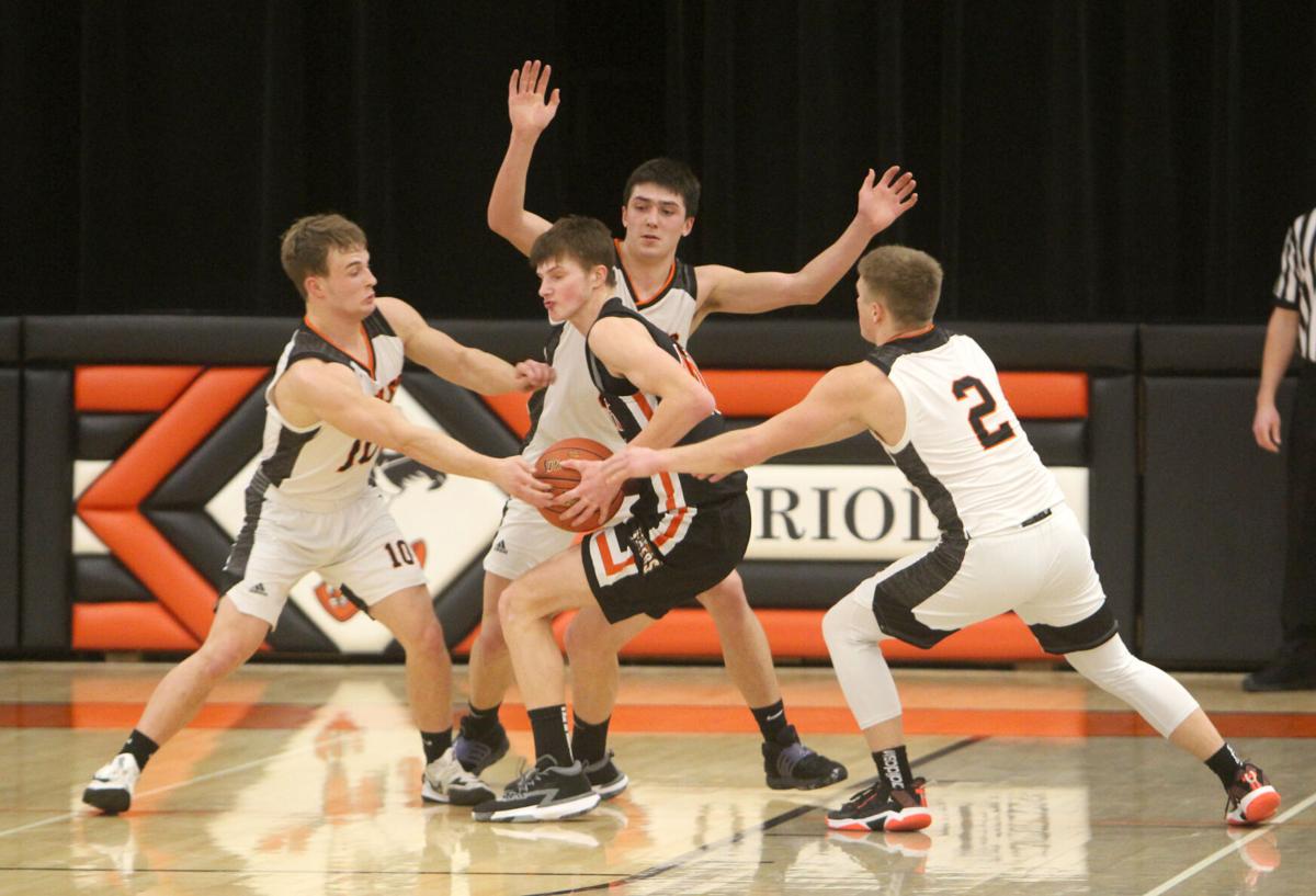 Buzzer beater lifts Glenwood boys to home tourney title (with video)