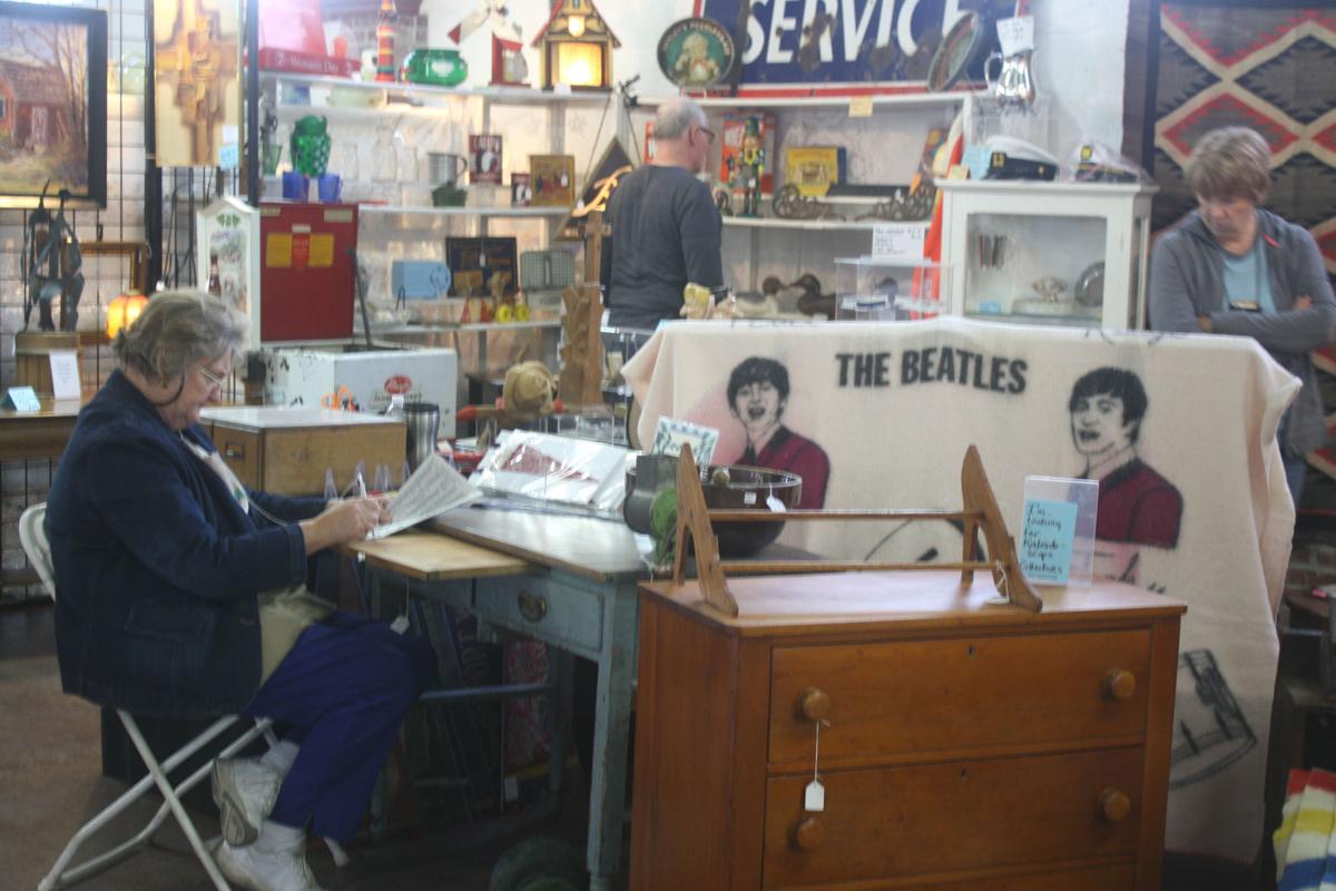 Antique dealers sell goods at Chippewa Falls show Local News