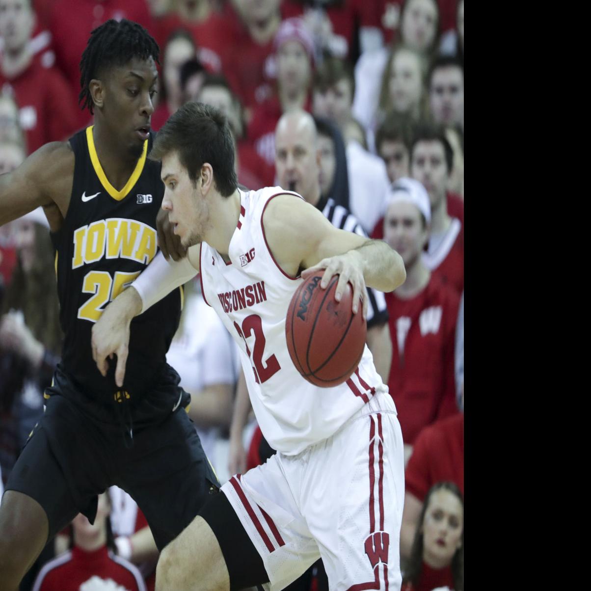 Wisconsin Badgers Cruise Past Iowa Hawkeyes 65 45 On Senior Night