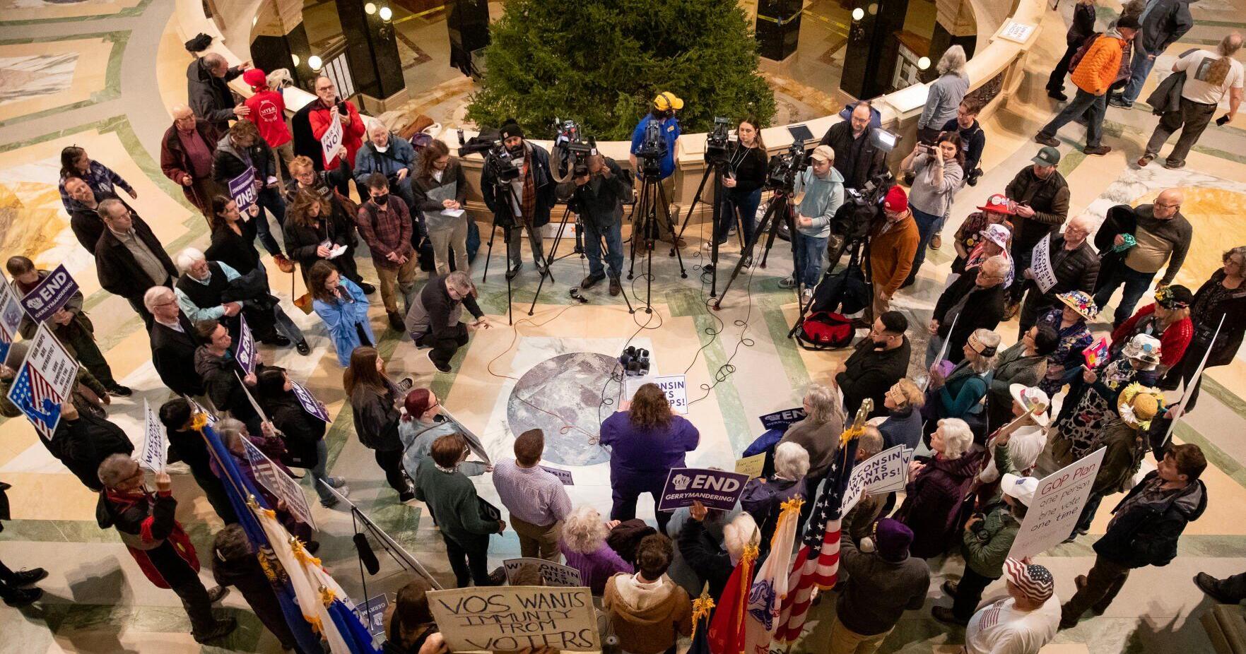 Conservative justices question timing of Wisconsin redistricting case - Vimarsana News