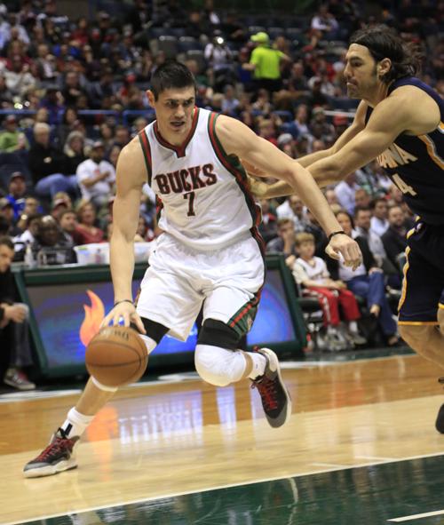 Free agent Ersan Ilyasova returns to Bucks in 3-year deal ...