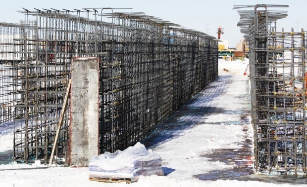 Work on Chippewa Falls sand plant picking up steam