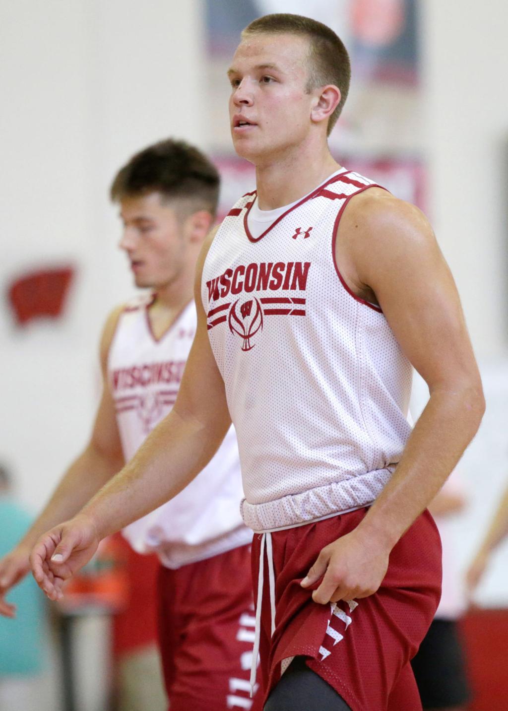 Badgers Men S Basketball Brad Davison Scores 23 As Wisconsin