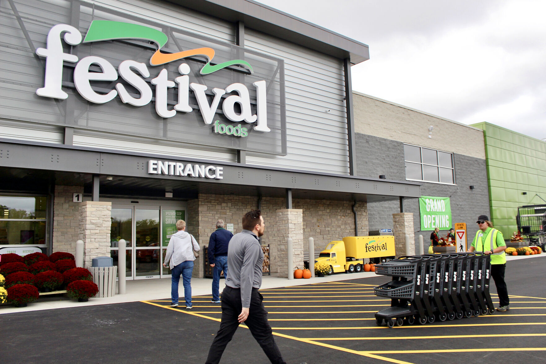 Pumped about this new grocery store Festival Foods opens in