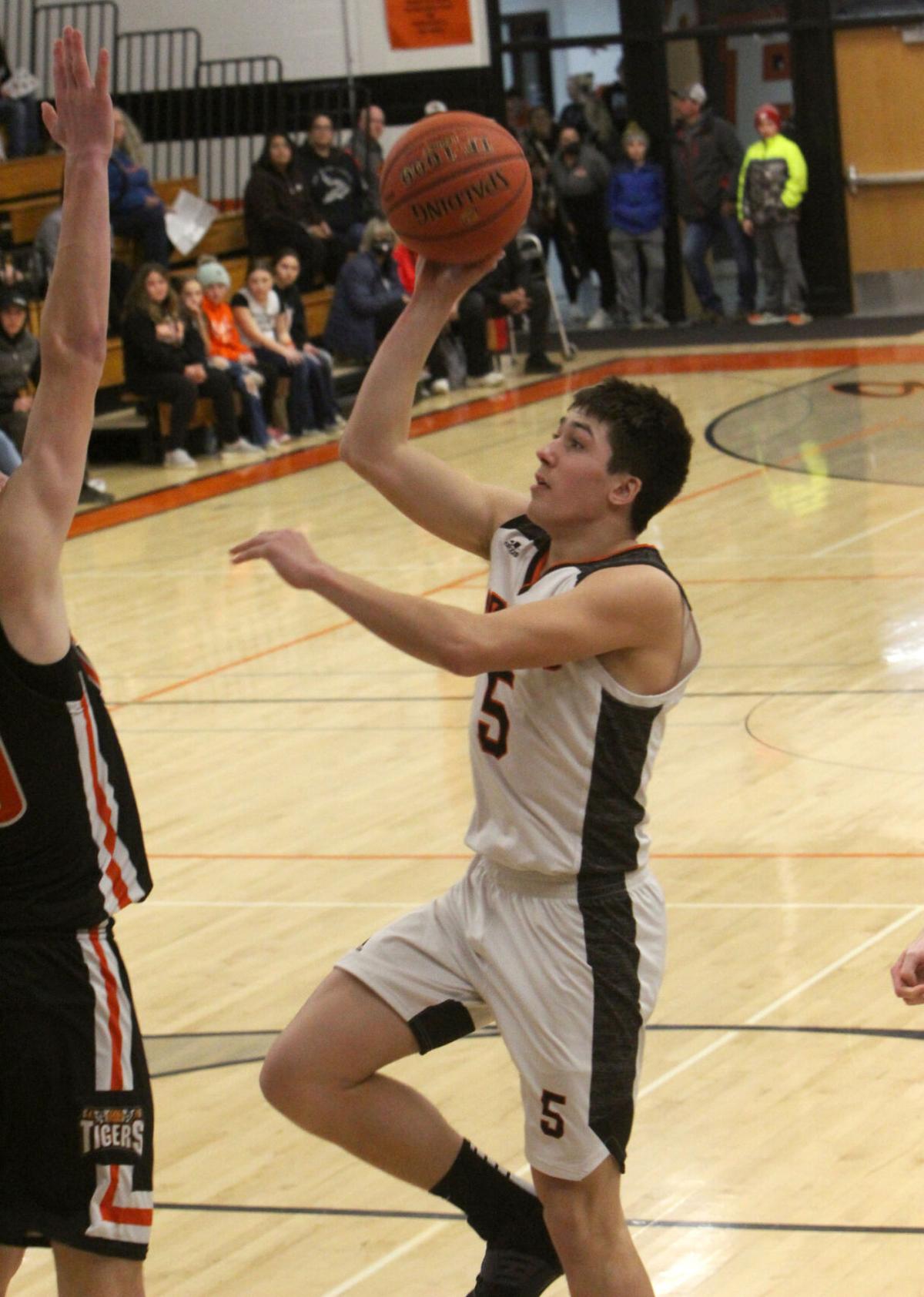 Buzzer beater lifts Glenwood boys to home tourney title (with video)