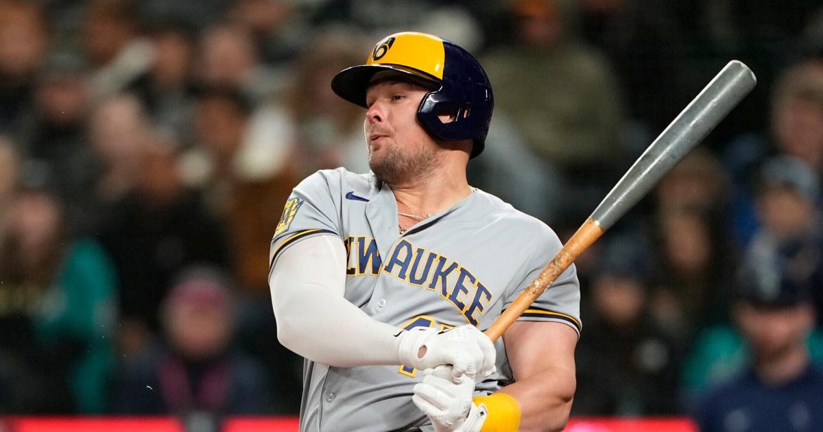 Brewers make pair of roster moves before embarking on 7-game road trip