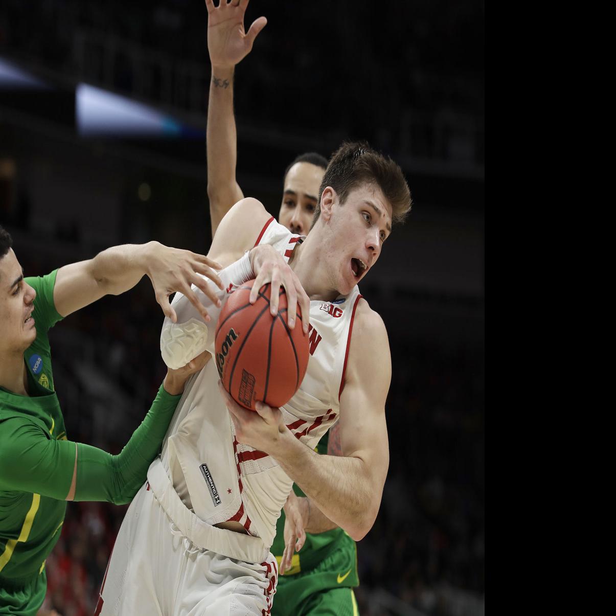 Wisconsin Badgers Season Ends With 72 54 Loss To Oregon Ducks In