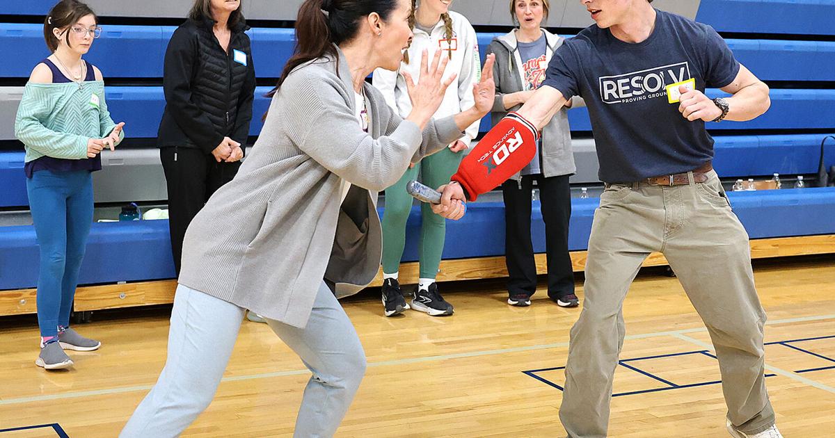 15 महिलाएं चार घंटे की आत्मरक्षा कक्षा लेती हैं