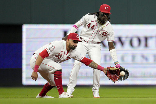 Castro homers, makes pair of spectacular catches to lead Twins over Reds