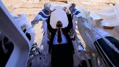 Thousands gather at Western Wall for Sukkot Priestly Blessing | JNS | clevelandjewishnews.com