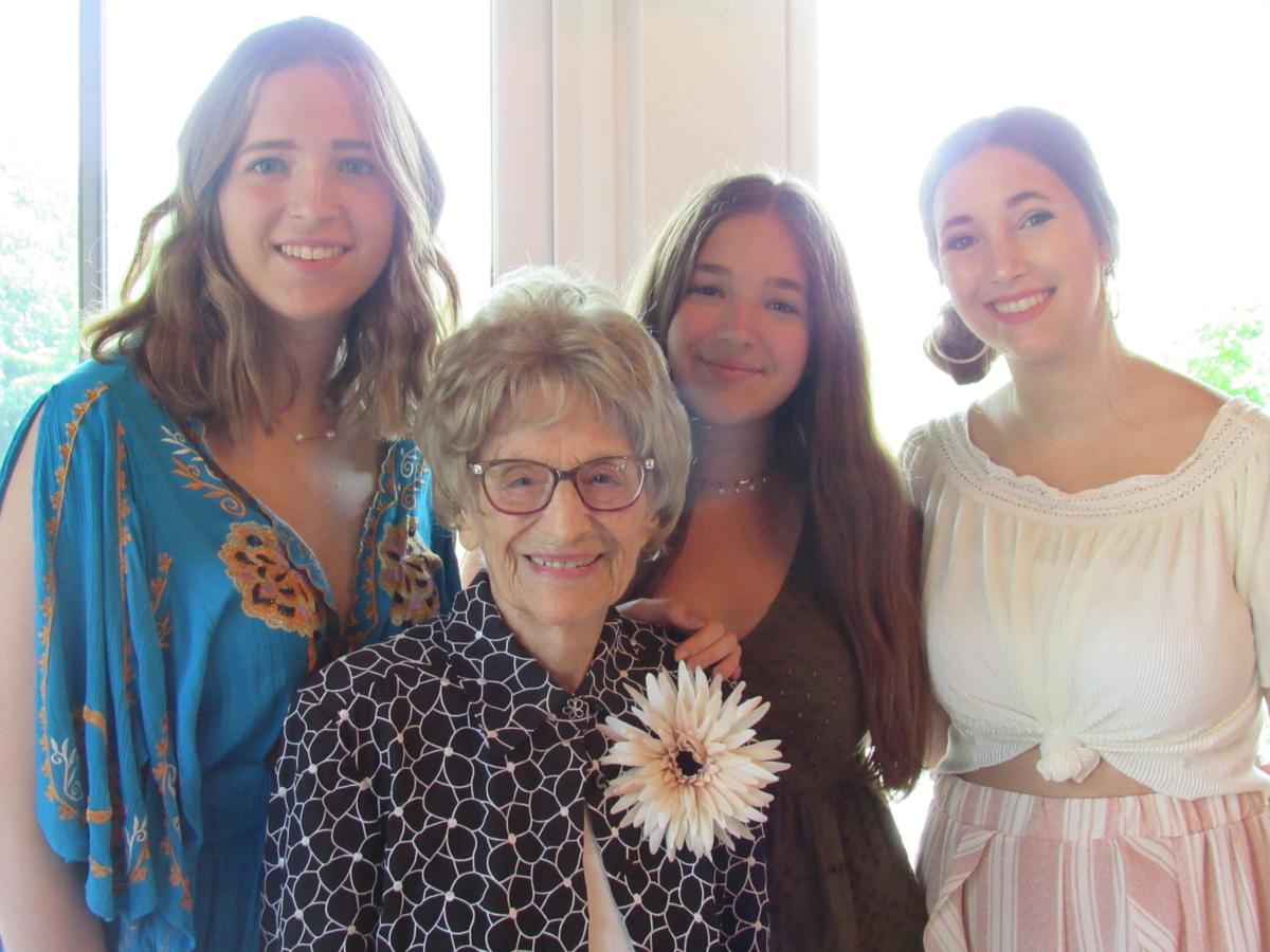 Short essay discourse communities by elaine chaika 04 image