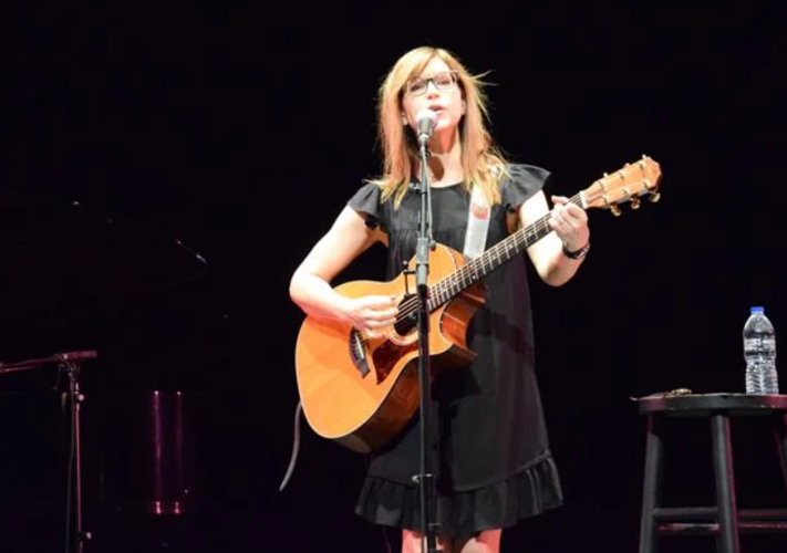 Grammy winner Lisa Loeb to play Grog Shop March 8 Culture