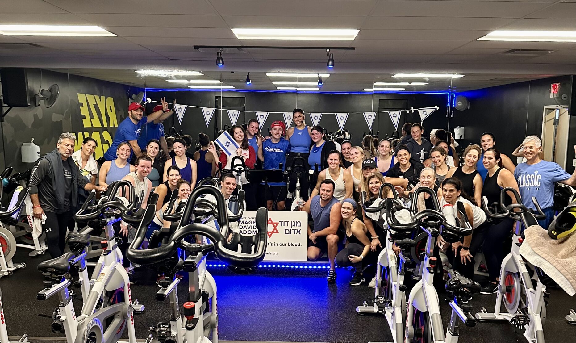 スポーツ・フィットネス Group kick JAN12 / APR12 / JUL12 / OCT12 スポーツ・フィットネス group fight JUL17 ミュージック group fight