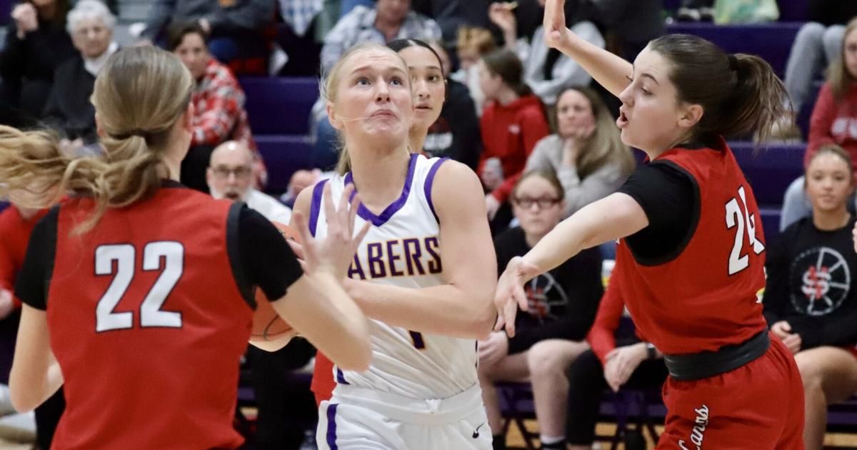 Sabers turn tight start into lopsided win over North Scott