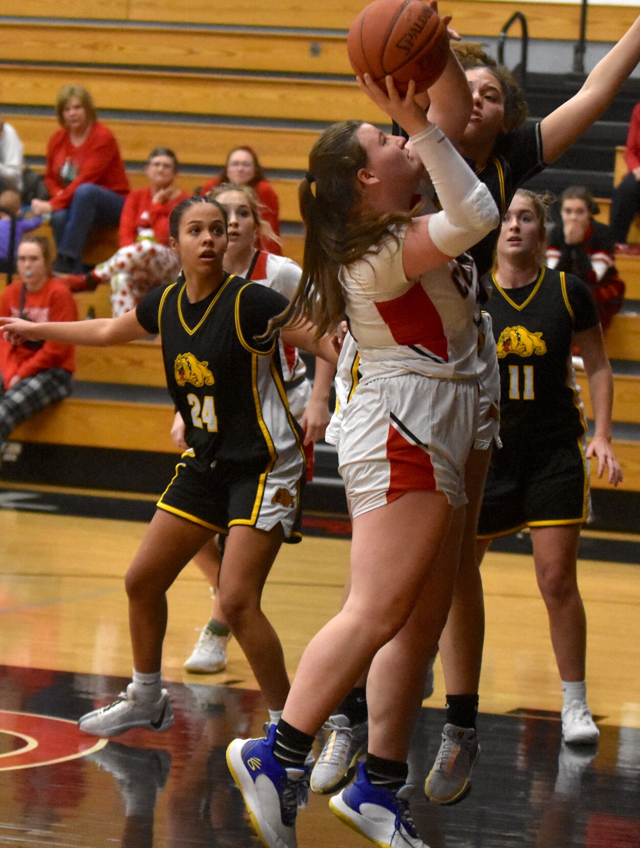 River Queens fall in MAC play to Bettendorf 58-22