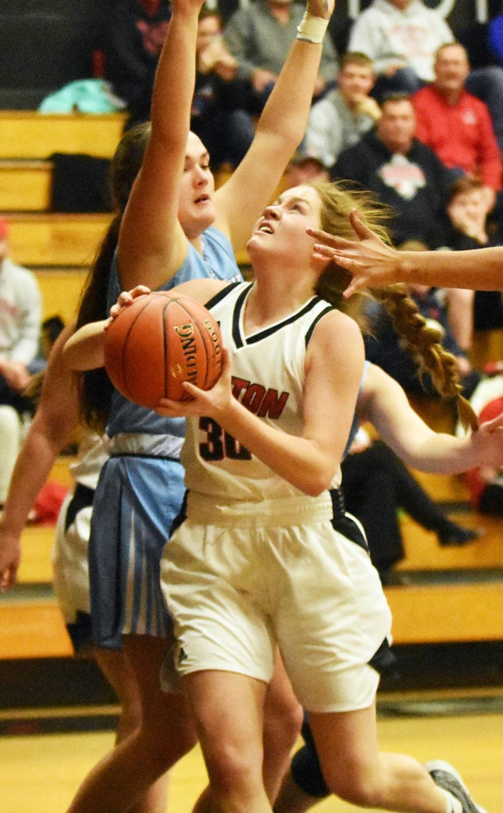 Queens Edged 28 27 In Home Opener Sports Clintonherald Com