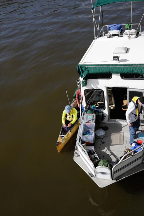 Mississippi Speed Record with support boat in the lock