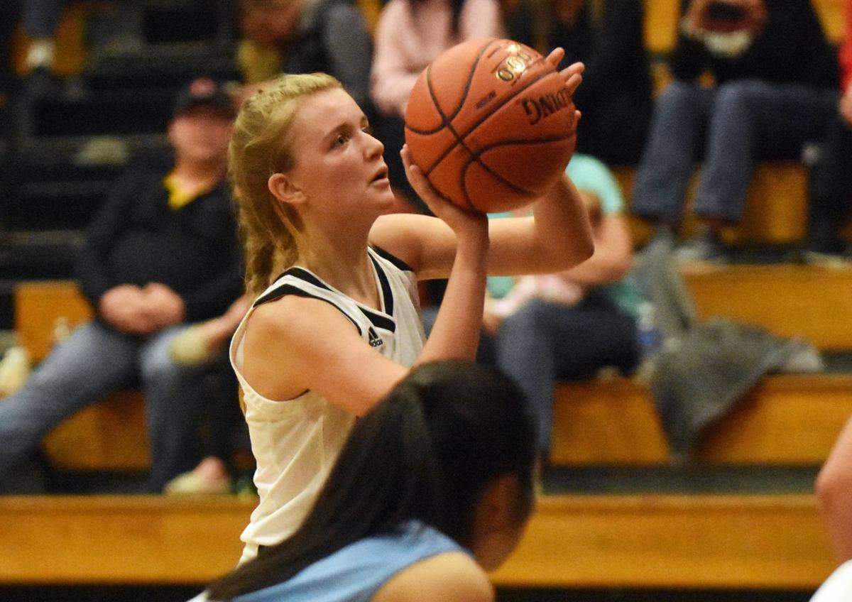 Queens Edged 28 27 In Home Opener Sports Clintonherald Com